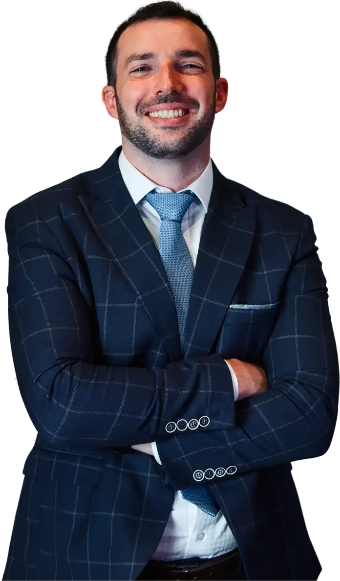 Eduardo Borlina sorrindo com o braço cruzado